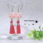 花編みビーズボールとタッセルのピアス(フクシャレッド色)