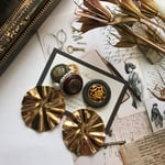 ヴィンテージ ボタンと花びらのアシンメトリーピアス／イヤリング
