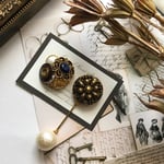 ヴィンテージ ボタンのアシンメトリーピアス／イヤリング