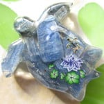 ◇2229 🐚カイヤナイトのホヌ親子・中サイズ🐢🌼 ブローチ・アゴムに変更可能 