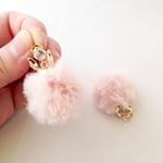ビジューとうさ耳付きのピンクファーピアス