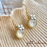  優しい白色スワロフスキー✨コロンと可愛いピアス