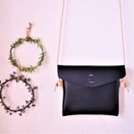身軽にお出かけ・・・　レザーポシェット　黒色　（必要最低限なものが入る小ぶりサイズ)　　