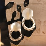 白いボタンにリングとひらひらパーツのピアス