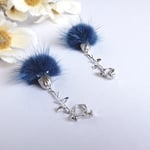 フワフワの花のイヤリング  ネイビー