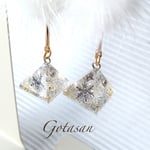 オルゴナイトとホワイトファーのイヤリング／ピアス