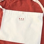 刺繍 いちごサコッシュ①