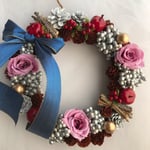 紫色のバラのクリスマスリース