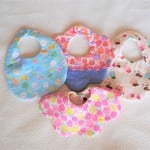 ★４枚セット　スタイ★　デザイン違いの可愛い４枚セットＷガーゼ二枚重ねスタイ