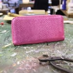 11月3日の長財布、1日1作。本日はピンクリザード型押の牛革のお財布(1日1作は限定1本で再販なしとなります。)ラウンドファスナー長財布　革