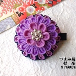 つまみ細工　パープルネイビーマムのヘアクリップ