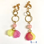 可愛い人。ゆらゆら揺れる花びらのイヤリング・ピアス