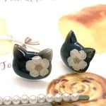 黒猫ピアス(ホワイトフラワー)