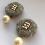 [SALE]羊毛フェルトとコットンパールのピアス(イヤリングに変更可)