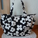 ＜an25berry様専用＞サイドポケットファスナーバッグ（北欧黒地に白花）