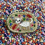 白猫さんの刺繍ブローチ♪〔横〕
