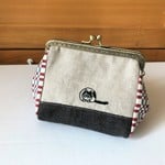 ねこ刺繍　大きく開くがま口ポーチ　牛じゃないもん。【チャリティ】