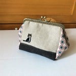 ねこ刺繍　大きく開くがま口ポーチ　幸せのキャンドルテールちゃん。【チャリティ】
