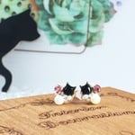 パールとガラスストーンの小ぶりなネコピアス（黒猫・ピンク）