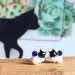 パールとガラスストーンの小ぶりな猫ピアス（黒猫・ブルー）