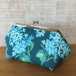 たっぷり入って倒れないリバティがま口ポーチ【ライラックグリーン】