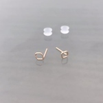 【14KGF】テクスチャーワイヤーのミニチュア菱形ピアス