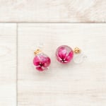 水中に咲く赤い花びらのイヤリング