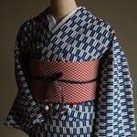落ち着いたコバルトブルー矢羽柄がジャパニーズモダンコーデにぴったり　　裄66ｃｍ　シルクウール　和裁師手縫い着物 