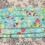 ハリネズミときのこ柄　ガーゼのプリーツマスク（大人用）