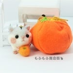 飴が3つ位入るMサイズミカンのポーチとジャンガリアンハムスター