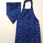 《ご予約済み》サイズ130 ゴム入 子供用エプロン(三角巾・巾着袋オプション)恐竜(デニム調)