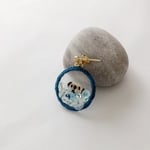 (片耳用)ラッコのオーガンジー刺繍とスパンコールの耳飾り