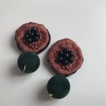 チクチク刺繍のイヤリング  ピアス  茶×モスグリーン
