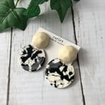 レトロなホワイトカボション モノクロチャーム 大ぶりピアス