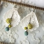《オーダー様専用》ベルフラワーと木の実 レースピアス / ホワイト＆グリーン