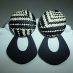 柄編みまんまるカボションとウッドパーツのピアス ブラック