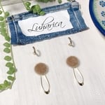 162 キャメルのファーカボションとゴールドオーバルリングのピアス  ルハリカ