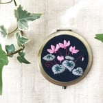 【在庫限り】そっと手のひらに乗せたいコンパクトミラー/シクラメンの刺繍