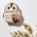 ふくろうの手刺繍ブローチ
