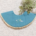【再販】月の刺繍入りぽんぽんレースのまんまるスタイ