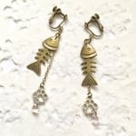 《再販７》魚を食べて逃げたのは誰かニャ？残された足跡♡（魚の骨✴︎揺れる肉球✴︎ヨダレに見立てたしずくを添えて。）【イヤリングorピアス】