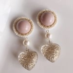  ベージュのビーズ刺繍とキラキラハート♡の ハンドメイドピアス  ハンドメイドイヤリング