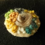 ふんわり毛糸刺繍のブローチ