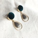 深緑とベロアしずくのピアス