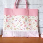 《再販3》レッスンバッグ（内ﾎﾟｹ付）レッスンバッグ　内ポケット　スウィーツ柄🍓女の子<ﾋﾟﾝｸ×ﾗﾍﾞﾝﾀﾞｰｽﾄﾗｲﾌﾟ>