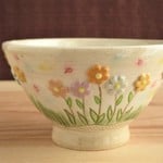 茶碗 風に花びらふわり