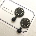 ☆1点もの☆モノクロカラーなビーズ刺繍のピアス/イヤリング