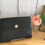 革のミニ財布＊花柄型押し黒