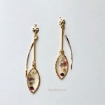 ドライフラワー入り レジンピアス（イヤリング）ひねりチャーム付き