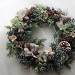 針葉樹と木の実のクリスマスリース